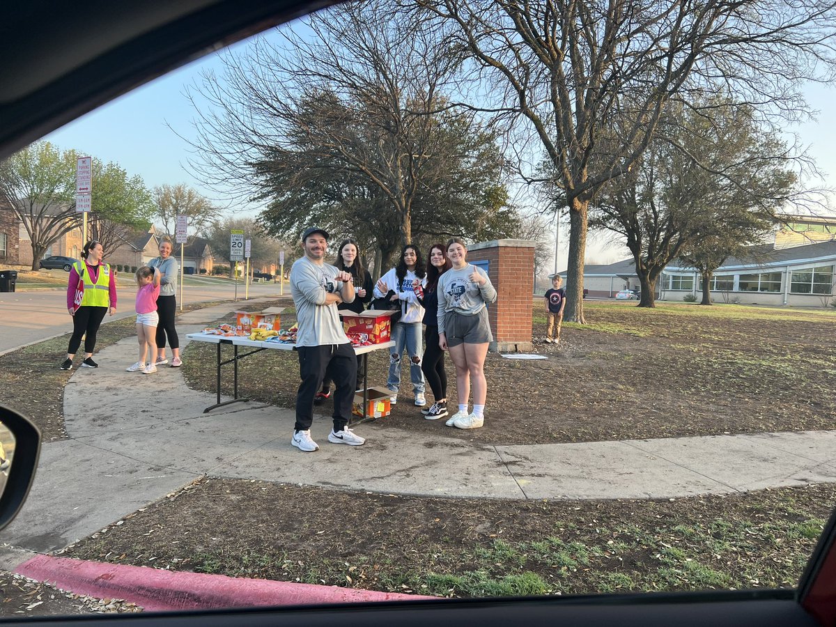 Cen10titans's tweet image. Our Wresting team was up early this morning welcoming in our Tiny Titans at Curtsinger! #titannation #tinytitans