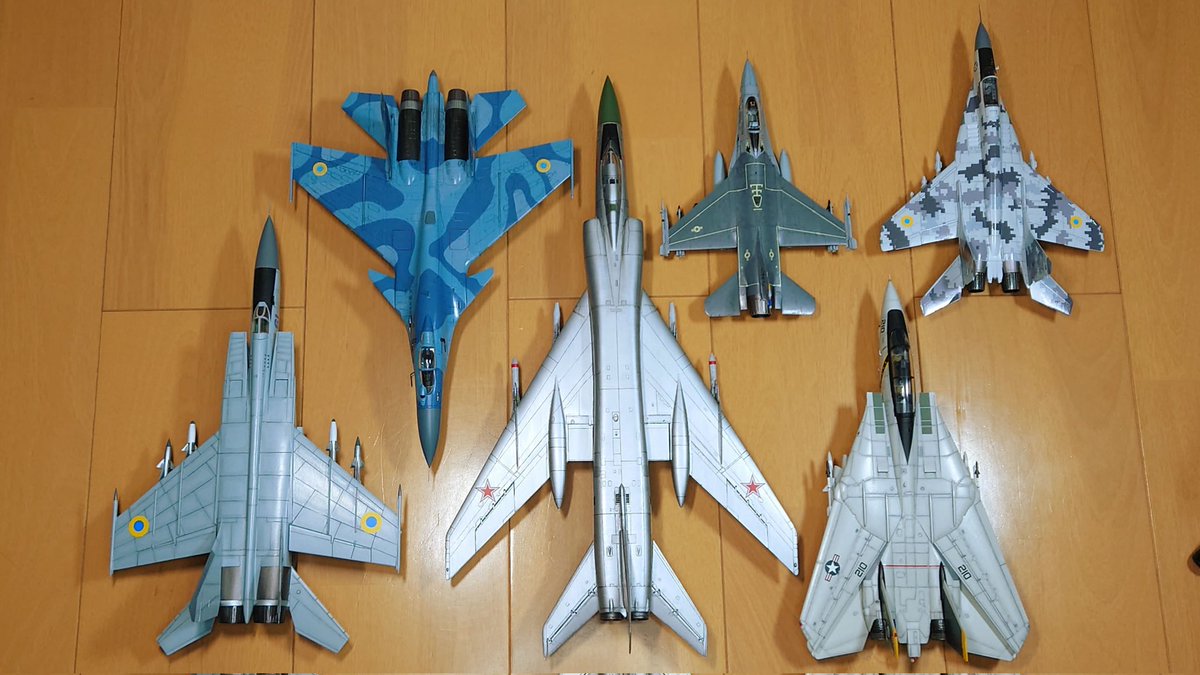 近作のサイズ比較！
左から、MiG-25、Su-33、Tu-128、F-16、F-14、MiG-29