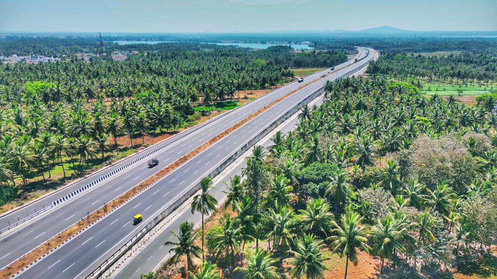 nitin_gadkari's tweet image. The 118 Km long #Bengaluru_Mysuru_Expressway is featuring 6 main carriageway lanes and 2 service road lanes on either side, developed at a cost of ₹8478 Cr as part of the Bharatmala Pariyojana.

#PragatiKaHighway #GatiShakti