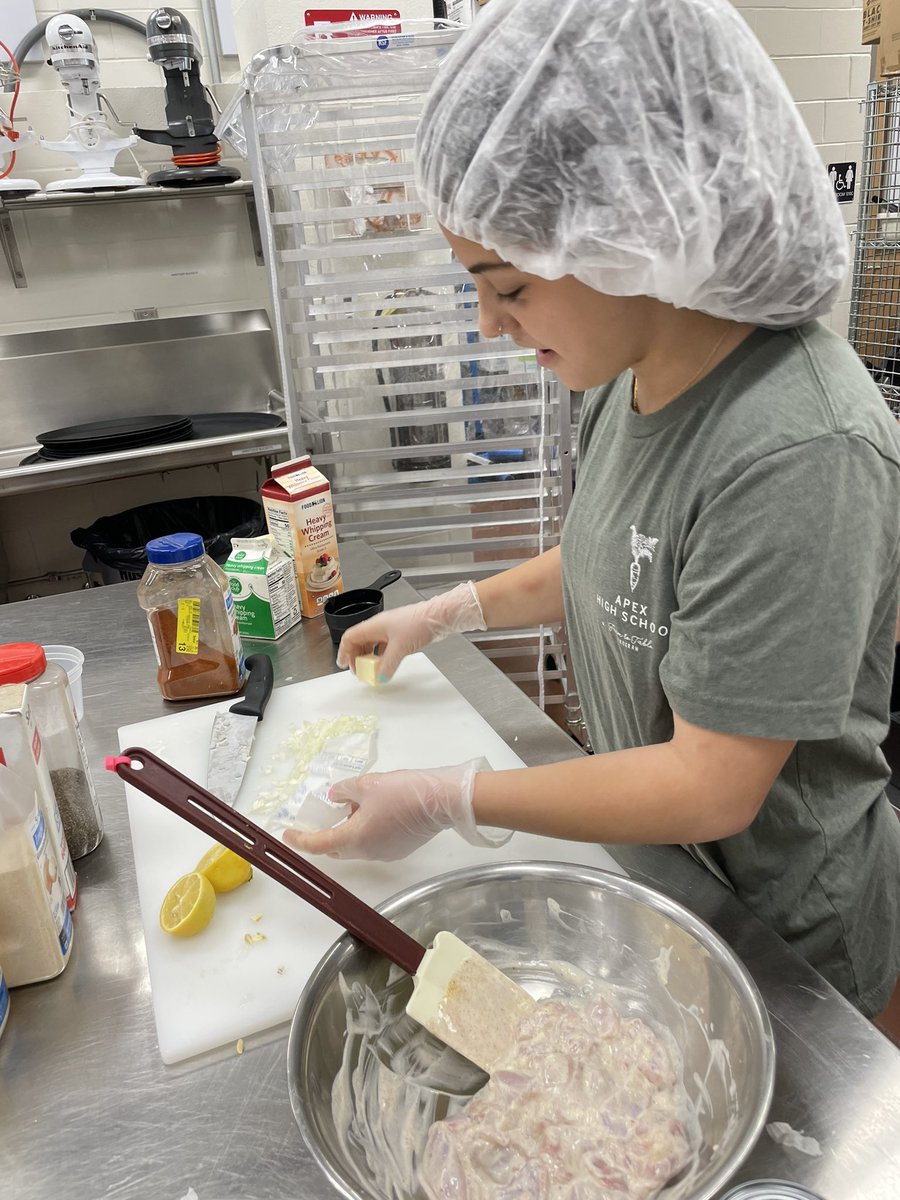apexculinary's tweet photo. Butter chicken braising lab. #culinary3 https://t.co/USDQVJrXb2