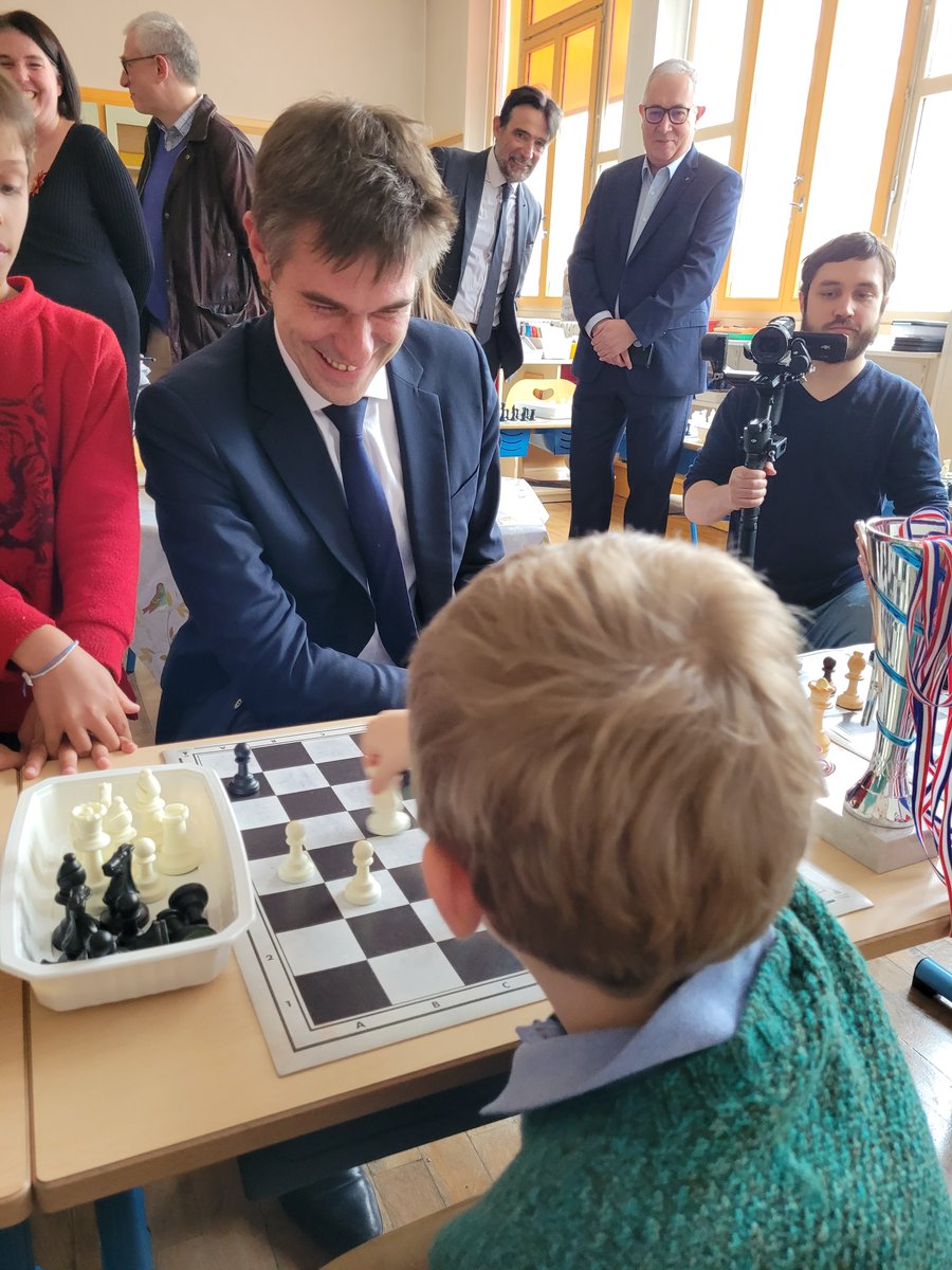 patrice_gros's tweet photo. #Projet #ClassEchecs
Quel moment impressionnant !
En éducation prioritaire, des élèves de CP/CE1 concentrés mettant en œuvre des stratégies dignes de grands joueurs pour battre le grand maître.
Une posture d'élève utile à tous les apprentissages notamment aux #mathématiques. https://t.co/vJUjWEHbiF