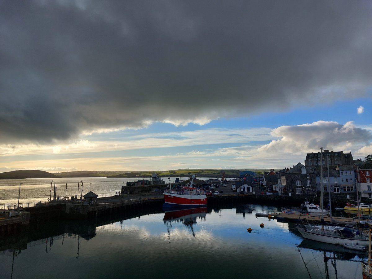 An atmospheric harbour. #Padstow
@We_are_Cornwall @Intocornwall @beauty_cornwall
@Kernow_outdoors @Kernow_Life @Cornish_story
@WestcountryWide @VisitWestDorset @CornwallHour