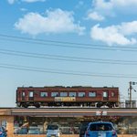 まるで合成写真⁉コンビニの上を列車が走る激レア写真‼