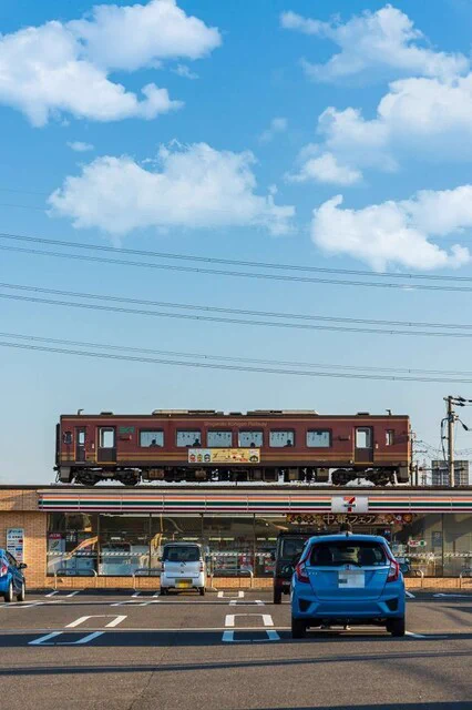 まるで合成写真⁉コンビニの上を列車が走る激レア写真‼