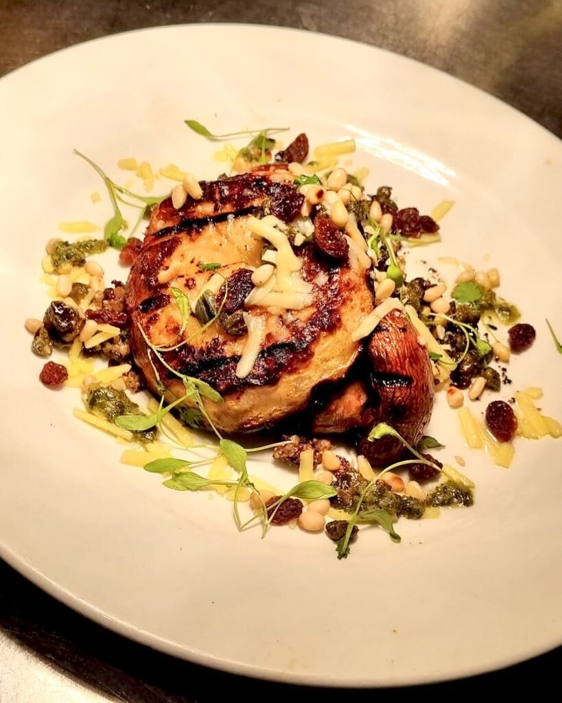 New ⭐️ Chef’s special ⭐️ of the week !!
Braised Celeriac Steak (ve) 

#vegan #loveyourlocal instagr.am/p/CpfVTTgonU0/