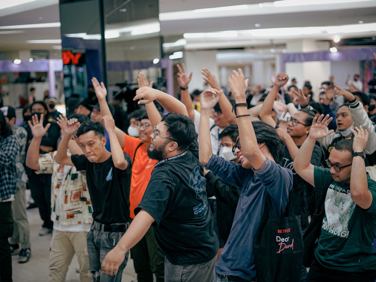 FreyanationID's tweet photo. [THREAD] Kemeriahan #FreyanoTanjoubi ‼️

Pada l 18 Februari 2023 lalu, telah digelar pertunjukan #FreyanoTanjoubi yang merupakan rangkaian terakhir dari project perayaan ulang tahun ke-17 @Freya_JKT48 🎂🎉

Pertunjukan dibuka dengan penampilan ciamik dari band @AfterEncore_ 🔥 https://t.co/SOnJZDQgng