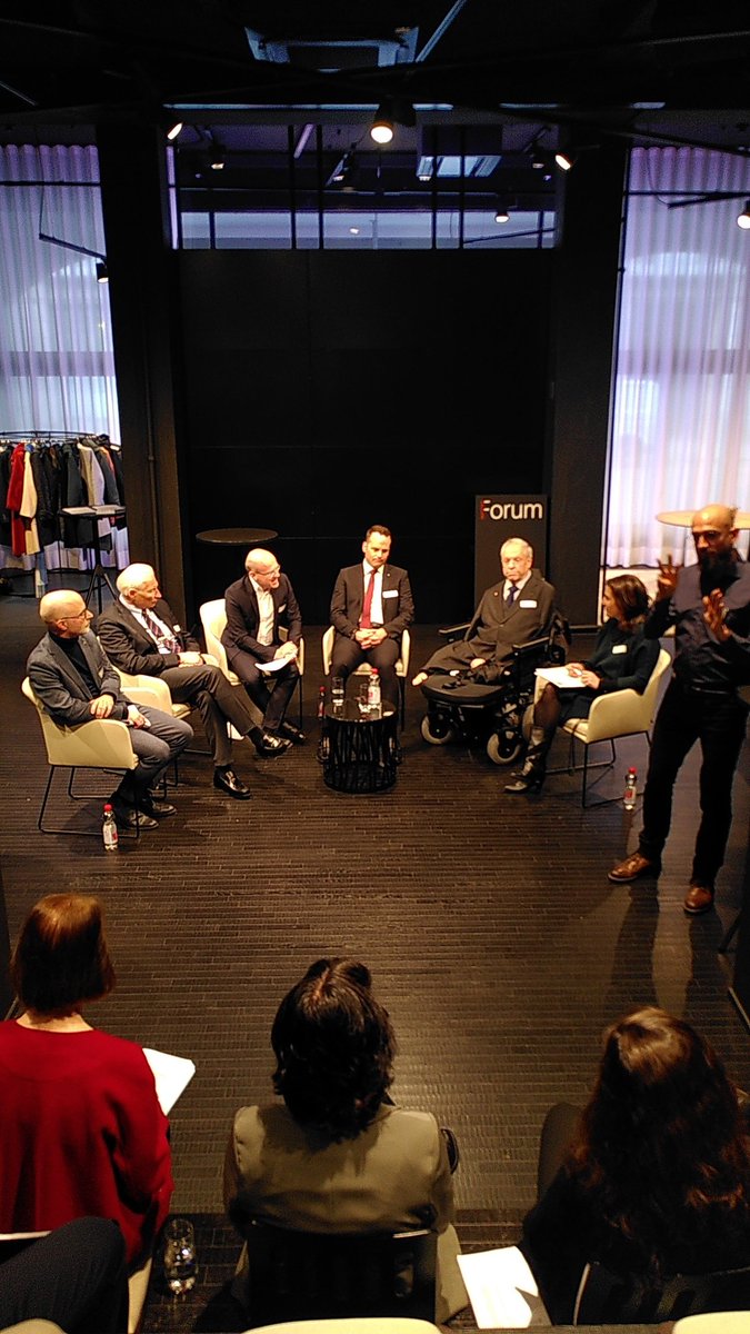 Domletschen als Schlüssel zur Chancengleichheit? Ja - meinen @FWasserfallen <a href="/Ch_Lohr/">Christian Lohr</a> <a href="/Damian_Mueller_/">Damian Müller</a> Urs Stoffel (<a href="/doctorfmh/">FMH</a>) und Matthias Schenker (<a href="/curafutura/">curafutura - Die innovativen Krankenversicherer</a>)  Es bleibt die Frage... wie? 
Der <a href="/sgbfss/">SGB-FSS</a> fordert eine Lösung - die Gesundheit von Gehörlosen steht auf dem Spiel!