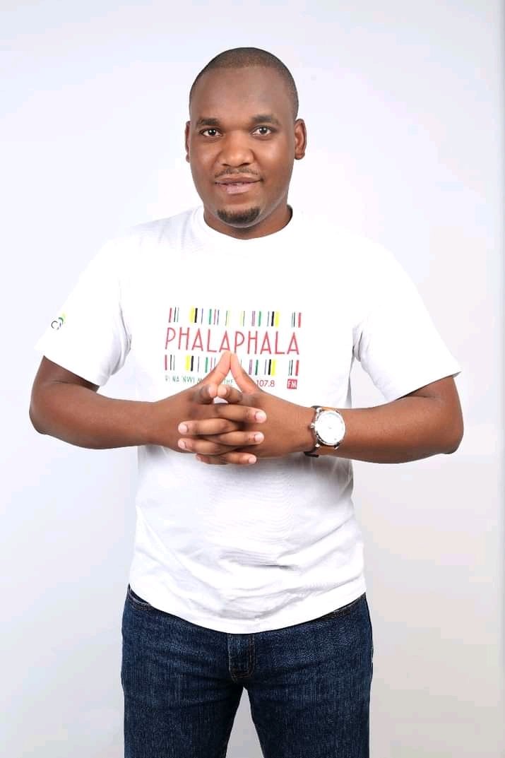 deep_renzo's tweet photo. Sanga misi ri rothe nga hafha Tembisa kha Mbekanyamushumo ya #Dziaorowa326pm na @Ticoliphadzi @shandu_vele na Mubveledzi @pfuluwanin Musumbuluwo u swika Lavhutanu kha @Phalaphala FM #Azisheeeee 🎶🎼🎵🎙️📻🎧🔥🔥🔥🕺🏿🕺🏿🕺🏿💃🏿💃🏿💃🏿 https://t.co/yloqAVq37k