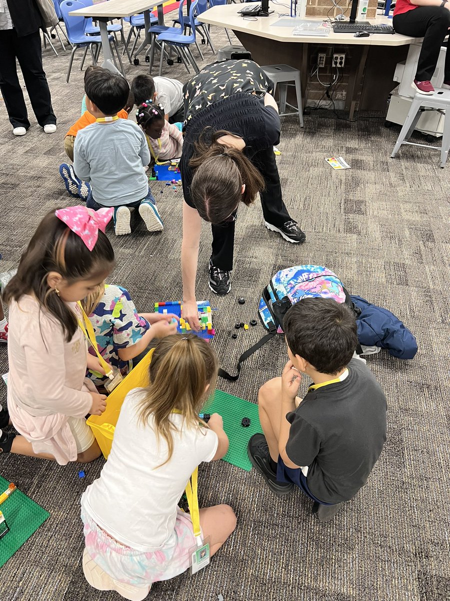 Who says a library has to be quiet?🤪📚 Lego day in the library! @HorneLibrary @HorneElementary #HoundDogMagic