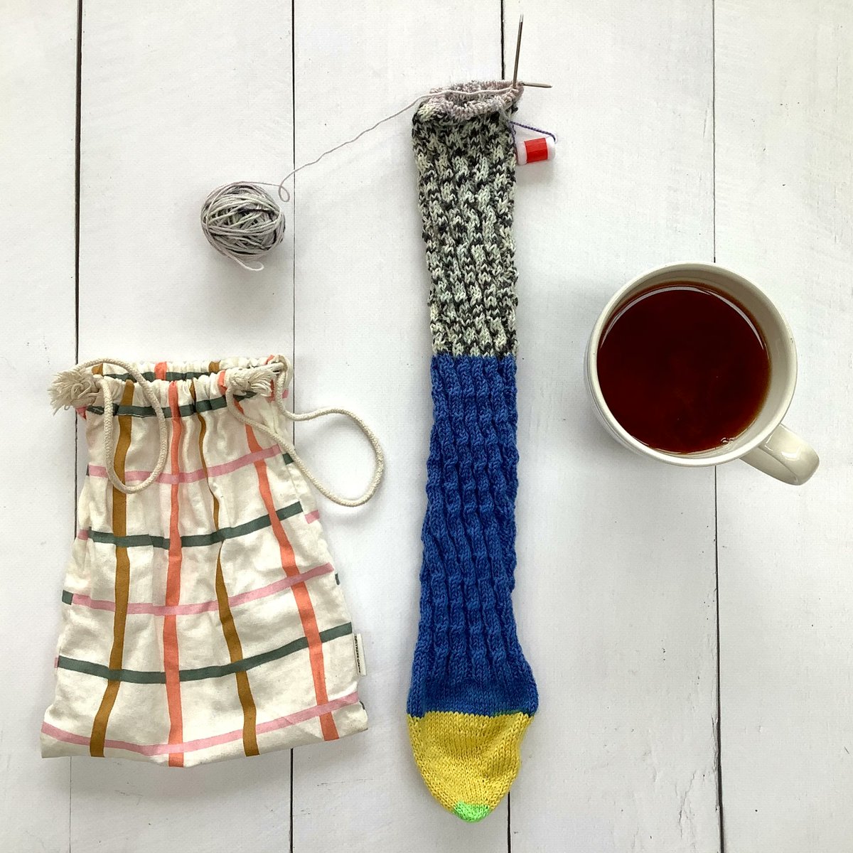 VischLa's tweet photo. Time for an update on my current sock project: I’m pretty far int that ball of yarn, I expect to start the border ribbing soon 😃
#LaVischDesigns #Knitting #SocKnitting https://t.co/5xWLKT3q2w