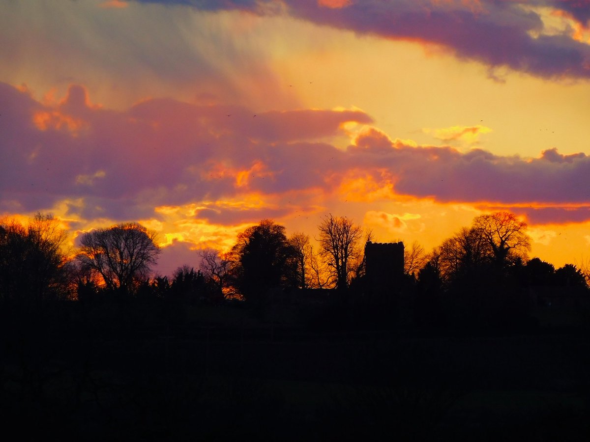 IanW1985's tweet photo. #Baumber #loveukweather #sunset #tonight @kerriegosneyTV https://t.co/lu5vlud6Fb