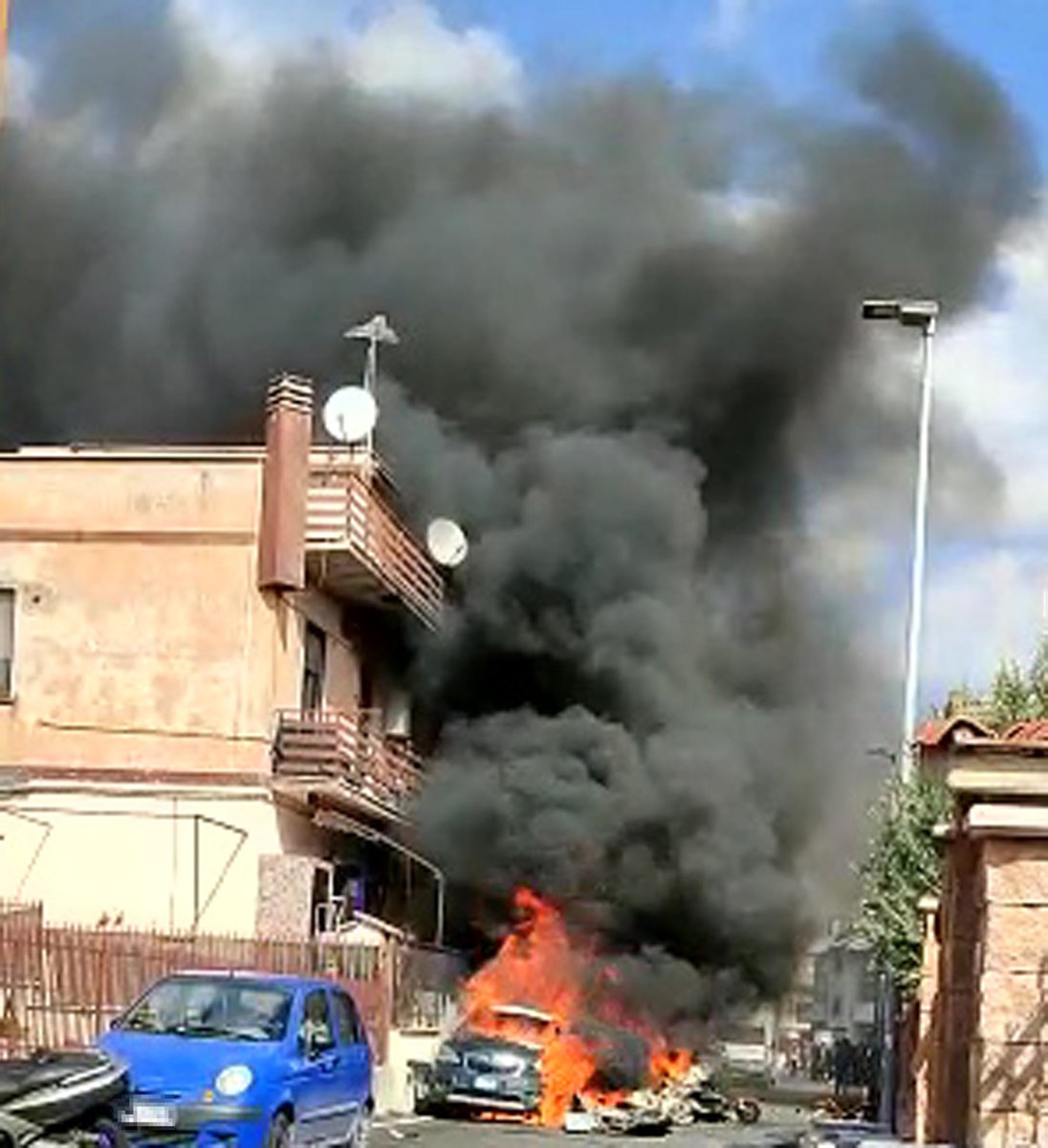 TV2000it's tweet photo. 🔴#Guidonia, i piloti #AeronauticaMilitare morti per evitare #strage
Cordoglio di #Mattarella: il tragico incidente in cui hanno perso la vita il Ten. Col. Giuseppe #Cipriano e il Maggiore Marco #Meneghello ha destato commozione in tutto il Paese
#7marzo #guidoniamontecelio https://t.co/W2psGZC2Au