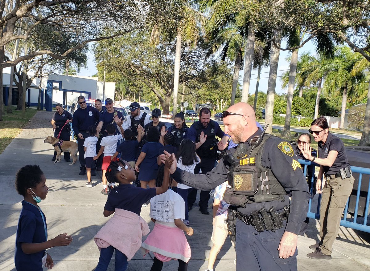 wiltonmanorspd's tweet photo. ๐ซถ๐Our Officers and Agency Partners had the pleasure of meeting and speaking with some of the youngest leaders in our #IslandCity during the Random Acts of Kindness day at Wilton Manors Elementary School.
#TogetherWeAreBetter
#BeKind
#WMPD4ALL
#BeALeader https://t.co/mP3Pp8p0rh