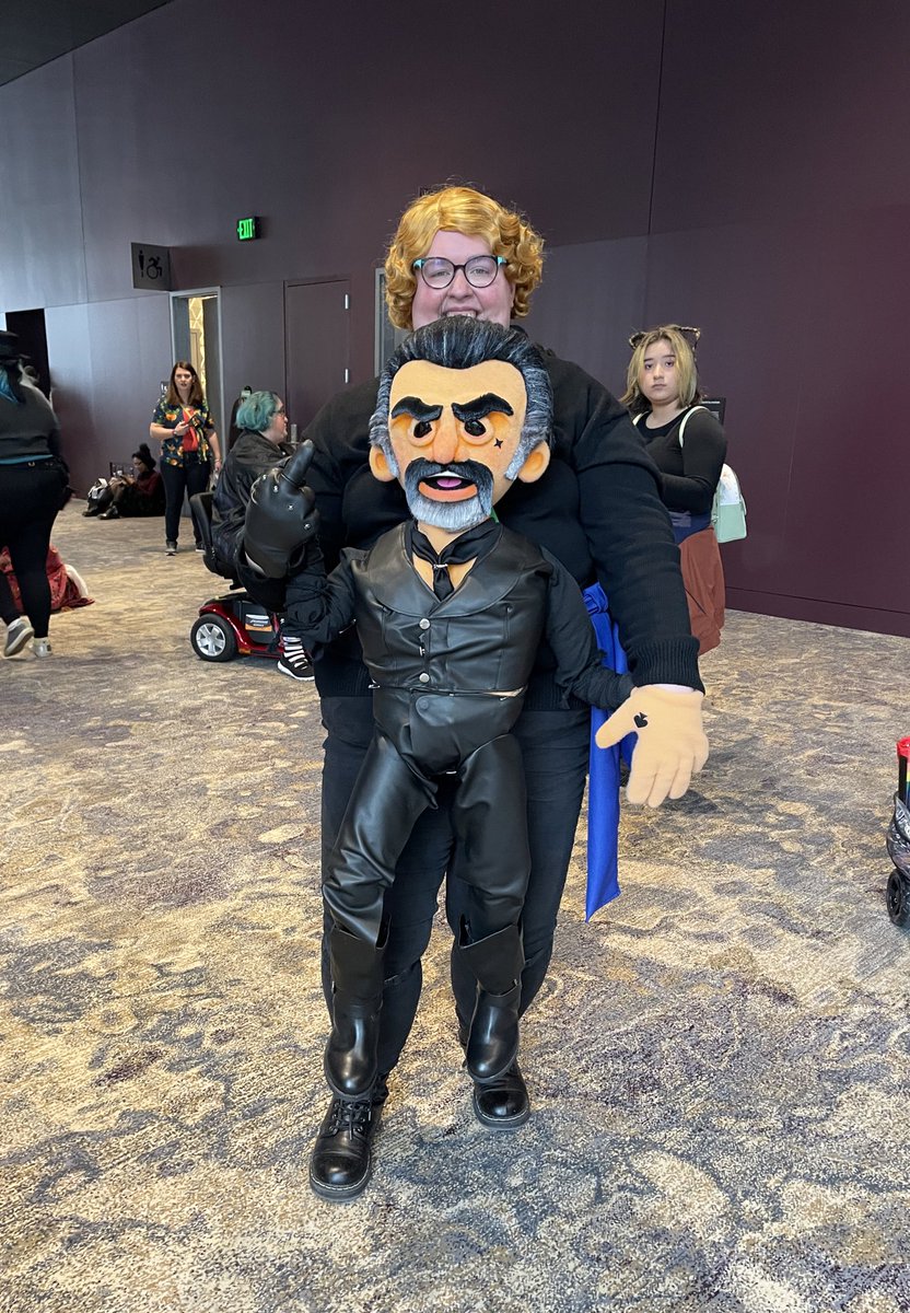 WatchGirlsPlay's tweet image. saw so many amazing #OFMD cosplays at #ECCC2023 but this one BLEW MY MIND. i love puppets!!! the craftsmanship!? phenomenal.