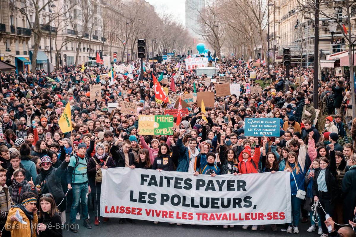 Mobilisation historique pour dire au gouvernement que non seulement nous ne voulons pas de sa #ReformeDesRetraites, mais aussi pour montrer que le mouvement climat se bat au côté des syndicats pour un monde plus juste et plus soutenable. 🔥