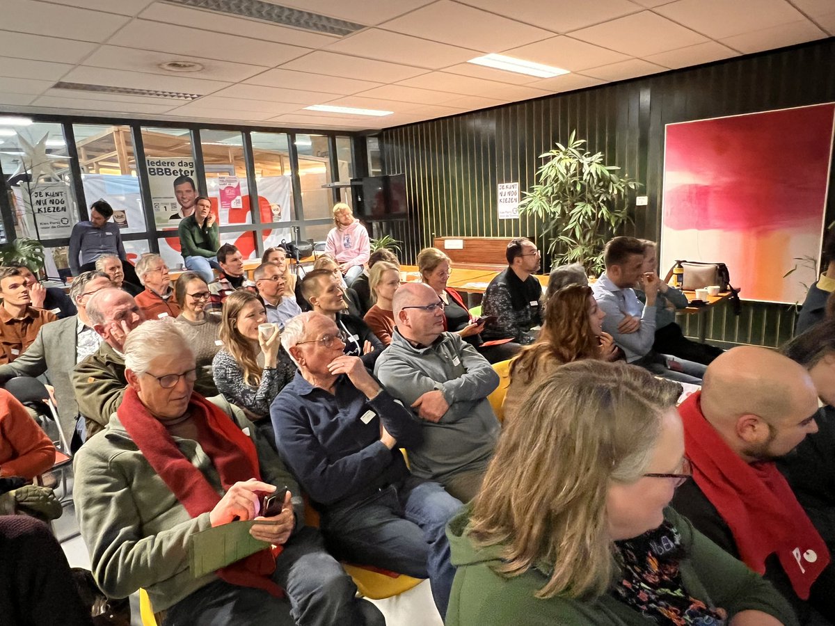 Het groene verkiezingsdebat in kanaal30 gaat van start. Met een volle zaal. En de eerste stelling gaat over verduurzamen van bedrijventerreinen. PvdA en FvD bijten de spits af.