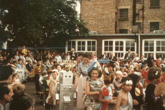 A robot, a referee and a Roman emperor all gather for a fancy dress parade at the Garden Suburb School in the 1960s. For more snapshots of the suburb during the 50s and 60s, check out hgsheritage.org.uk/Detail/collect…