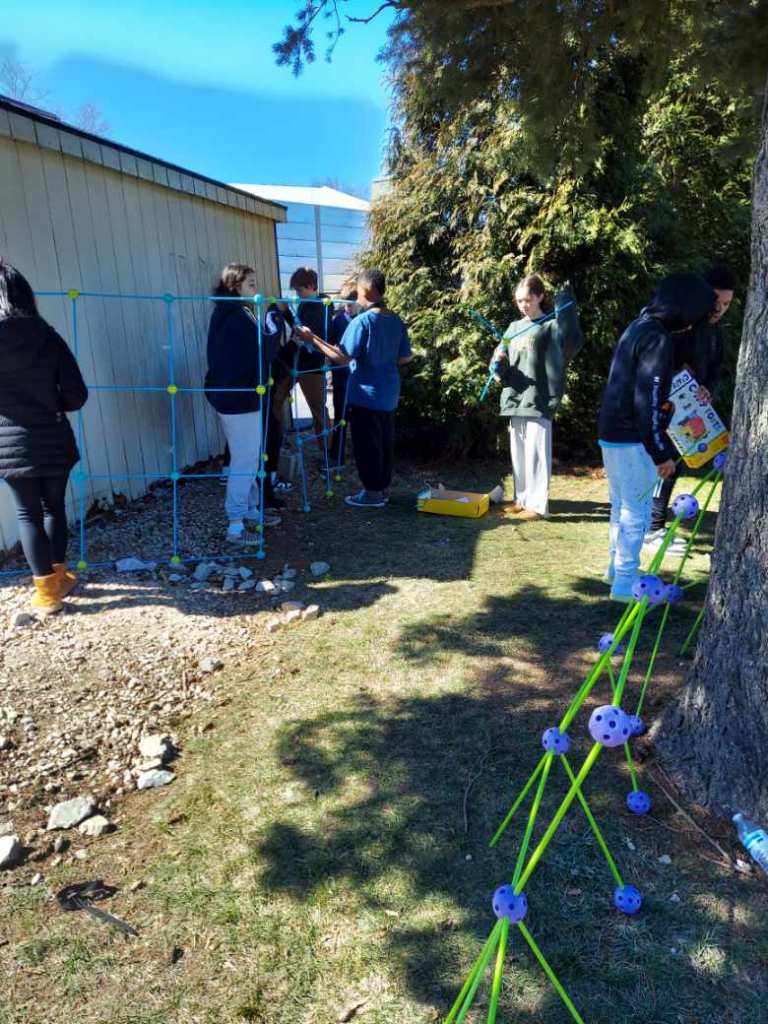 WVMSDragons's tweet photo. 7th grade Social Studies Ss conducted a  fort building competition after learning about Fort Necessity👷‍♀️👷‍♂️ Ss organized into divisions, planned, surveyed, and  competed to see which team built the most strategic fort under given time restraints #BringHistoryAlive #WVMS #LMSD https://t.co/dtJ2iQ97iO