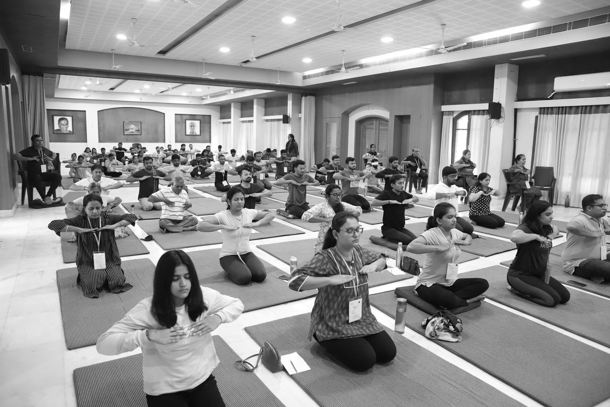 jitubhaiyajgd's tweet image. 65+ lives transformed in the recent Weekend Special #ArtofLiving #HappinessProgram at the beautiful and serene #Gujarat Ashram at Vasad!
#srisriravishankar #srisri #sudarshankriya #pranayam #Meditation #health #Happiness #mentalfitness #mentalhealth #clarity #confidence