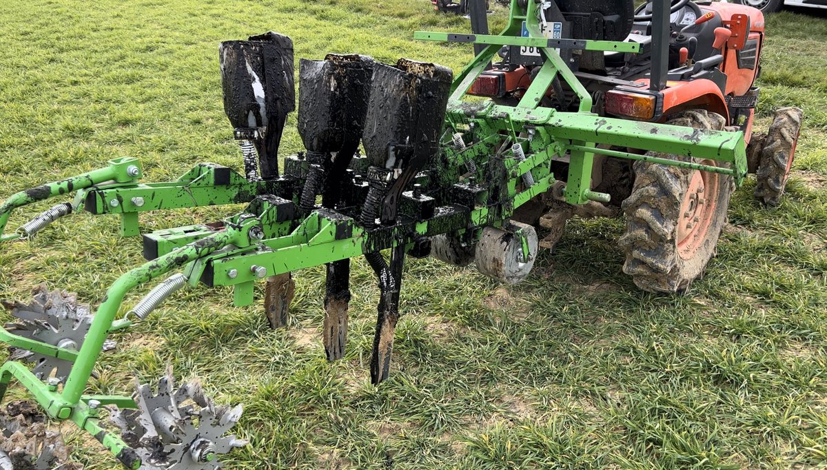 Opération épandage de digestat de #methanisation terminée 👍
Comme les années passées on essaie de trouver des équivalences avec une forme minérale mais en plus on va regarder l’impact d’un enfouissement et de solutions à adjoindre au digestat pour ↗️ son efficience !
À suivre 🙂