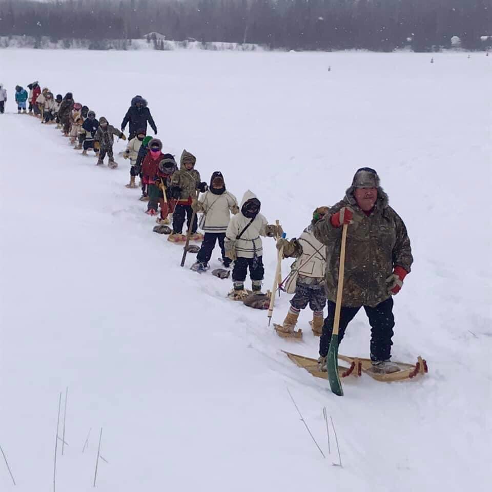 A Cree elder guiding 23 children as they receive their first snow shoes. This is how Indigenous traditions are passed down — and kept alive. 🪶✨