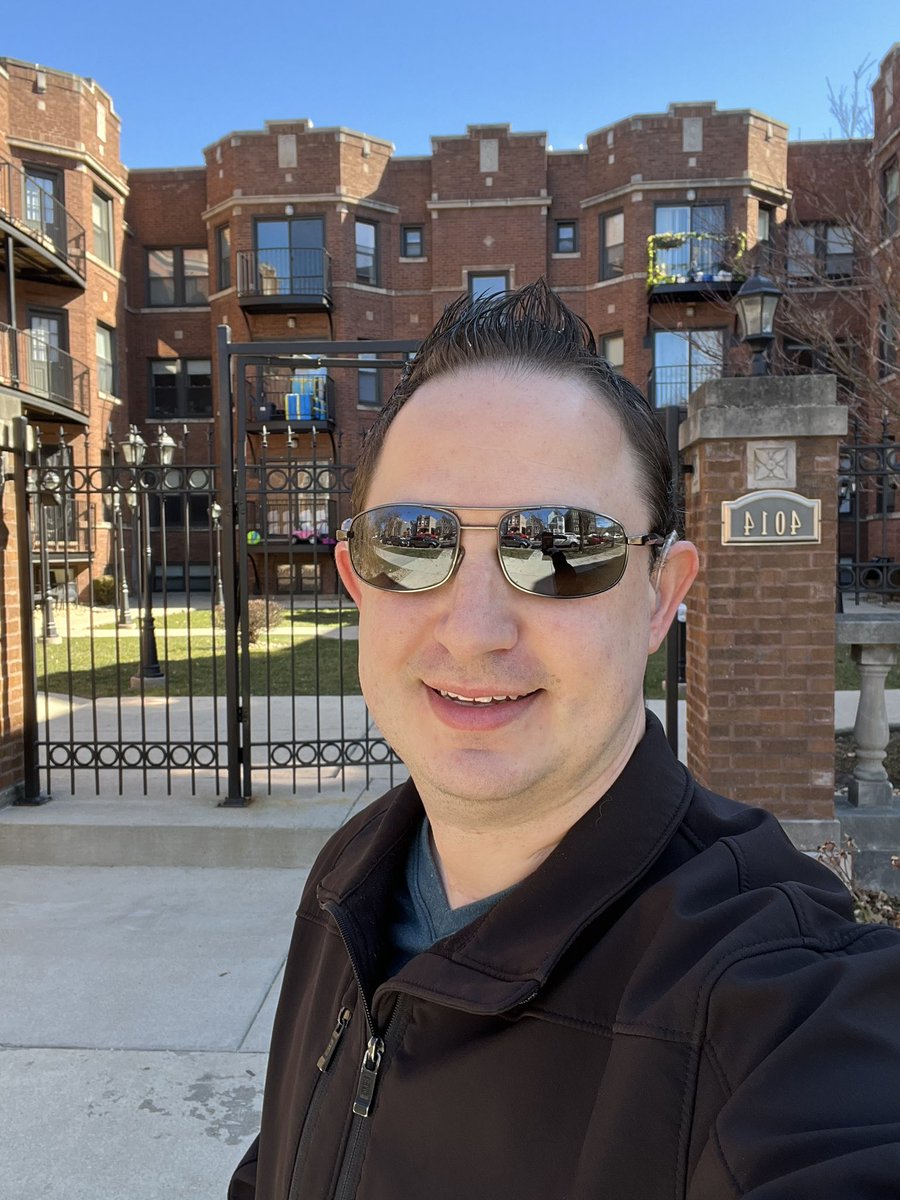 Taking my lunch hour to stroll the neighborhood in Irving Park in Chicago and get a Coffee Cold Brew for the afternoon! 😎 

#irvingpark #chicago #neighborhoodstroll #afternoon #workfromhome