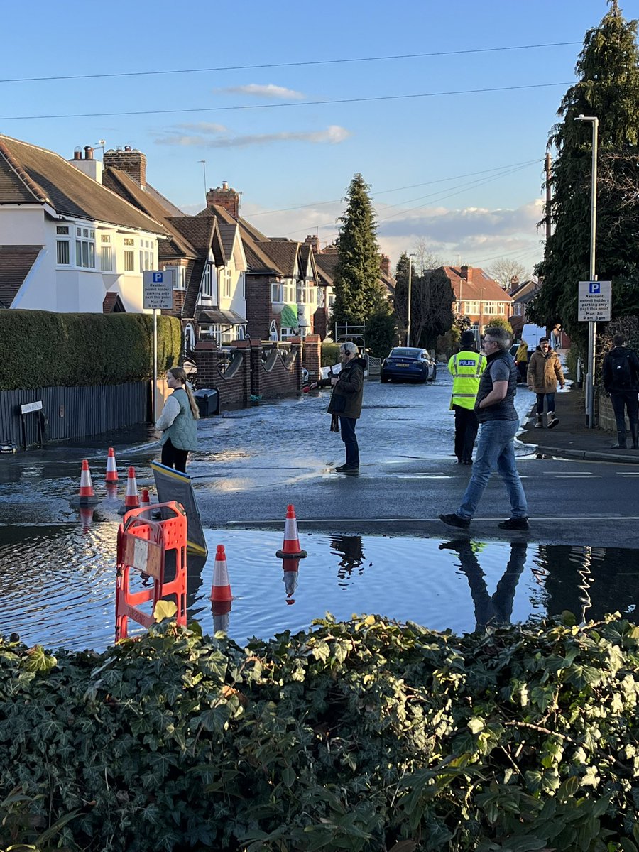 CCChilwell's tweet photo. Massive Thanks to all the emergency services involved with the burst water pipe in Beeston this afternoon. https://t.co/Bl6ZV8mgB3