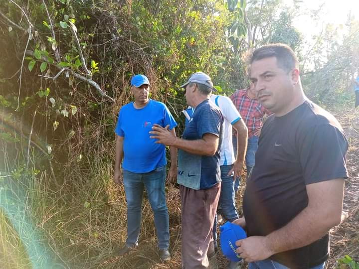 eulise64's tweet photo. El Primer Secretario del Comité Municipal del Partido en la #IslaDeLaJuventud, recorre las Inversiones de la Agricultura Trangue 52 y 51 donde los productores  buscan alternativa para mantener el autoabastecimiento, se demuestra que si se puede #Cuba #MejorEsPosible https://t.co/0YemwmcrPd