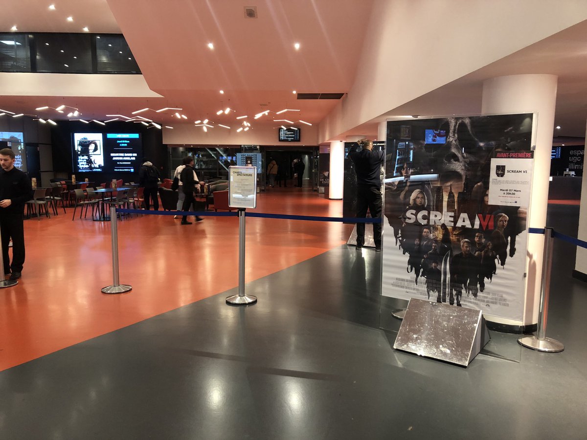 it is time. after a year of #screamVI desire, a sequel of sorts to my teenage obsession for the original trilogy, I have travelled to a French cinema for the avant-première. I will have my eye on Henry Czerny - he might be a killer therapist.