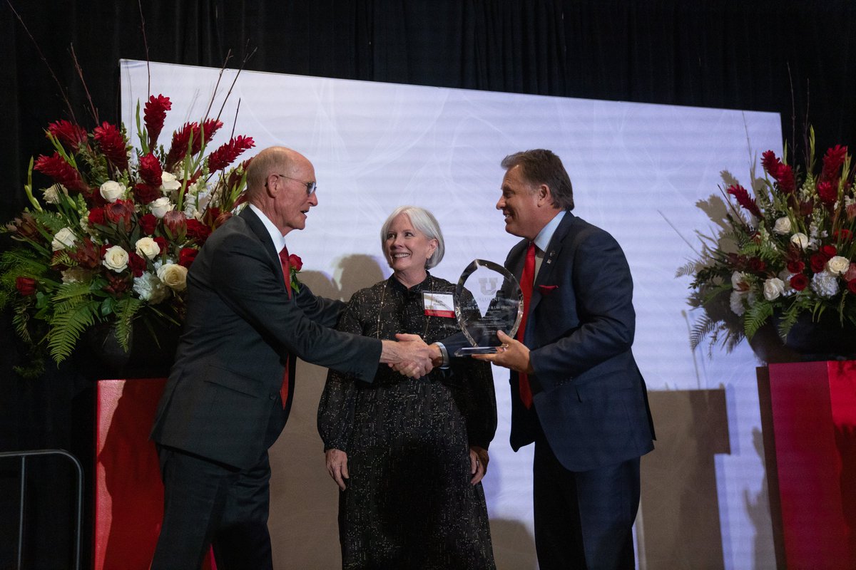 utahalumni's tweet photo. James S. Hinckley BS’71 MS’77 is chairman of the @hinckleyinst Board of Directors and Investment Committee. Lyn Hinckley BS’73 has also been an avid supporter of the @hinckleyinst since 1973, and is a community advocate for the @UofUCVP. 🫂🙌 https://t.co/VBfXctmxt7