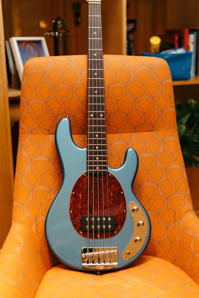 Keep it classic. The Ray24CA pays homage to the first StingRay basses with its 2-band EQ, narrow nut width, and of course, its vintage flat slab body.