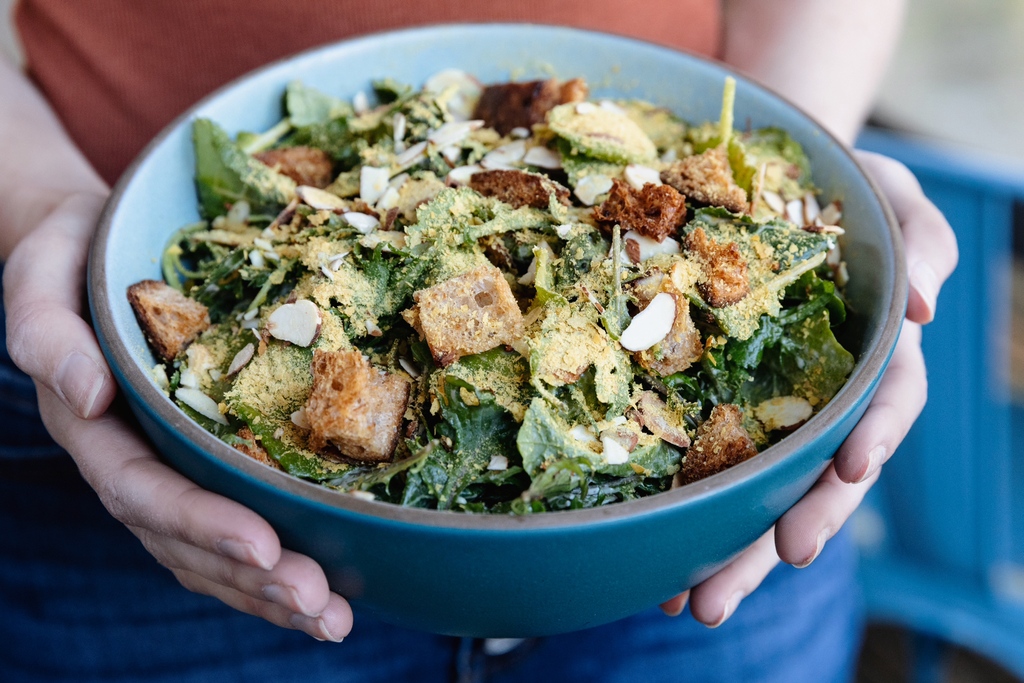 PedalersFork's tweet photo. What's for lunch? How about our Kale Caesar! 🥗 With baby kale mix, toasted almonds, sourdough croutons, nutritional yeast, and caesar dressing, this vegan salad is the perfect afternoon bite. Order up!

#pedalersfork #weekdaylunch #kalecaesar #eeeeeeats #feedfeed https://t.co/4QNNyCQPOK