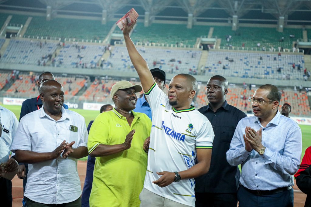 azamtvtz's tweet photo. #CAFCL Palepale dimbani mara baada ya mechi, wakakabidhiwa mkwanja wao; Ni zile shilingi milioni tano za #GoliLaMama kutoka kwa Rais Samia Suluhu Hassan.
FT: Simba 1-0 Vipers.
#ZBC2 #CAFCL #CAFChampionsLeague #CCL #SimbaSC #Vipers #SimbaVipers #LigiYaMabingwaAfrika https://t.co/Bx7uKpiSNP