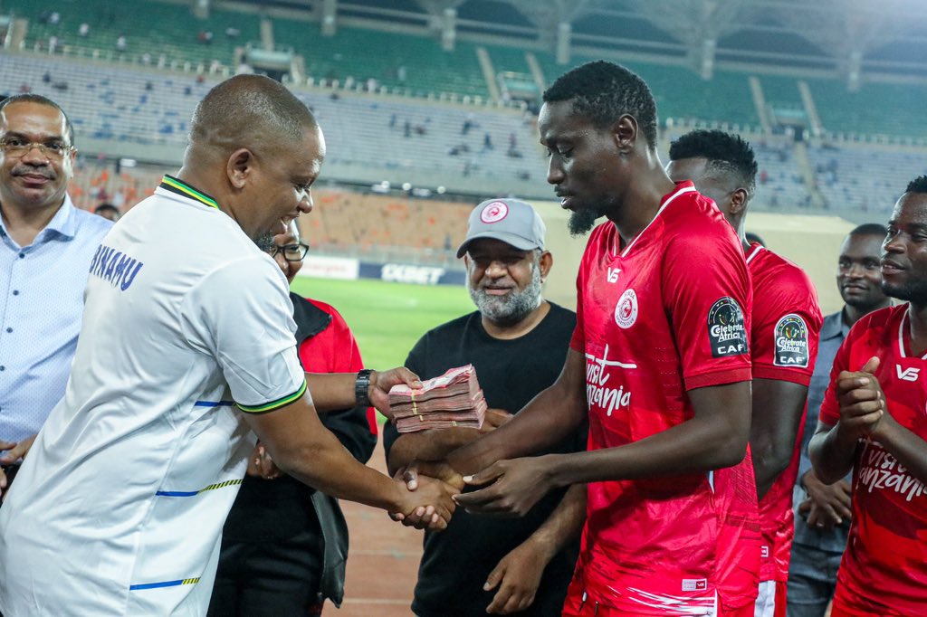 azamtvtz's tweet photo. #CAFCL Palepale dimbani mara baada ya mechi, wakakabidhiwa mkwanja wao; Ni zile shilingi milioni tano za #GoliLaMama kutoka kwa Rais Samia Suluhu Hassan.
FT: Simba 1-0 Vipers.
#ZBC2 #CAFCL #CAFChampionsLeague #CCL #SimbaSC #Vipers #SimbaVipers #LigiYaMabingwaAfrika https://t.co/Bx7uKpiSNP