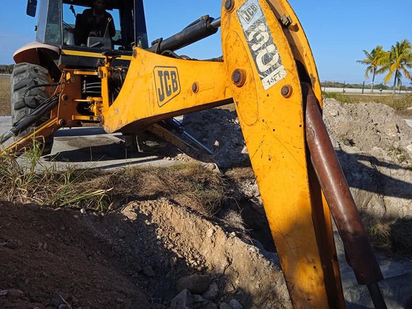 EAACSantaMaria's tweet photo. Se trabaja por parte de la brigada de conductoras y redes en rehabilitación de red de alimentación al Complejo CUPET-TRANSGAVIOTA en cayo santa maría. #OsdeAguaySaneamiento #eaasm #OSDEAyS https://t.co/6ZhwFoN7di