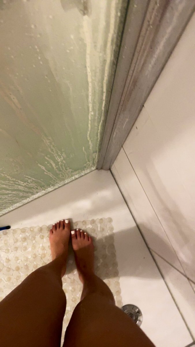 HerrinTurkische's tweet photo. Wer will mit mir snapen? 😜 #feet #feetfethish #füße #sklave #fetisch https://t.co/G2p1UKJez4