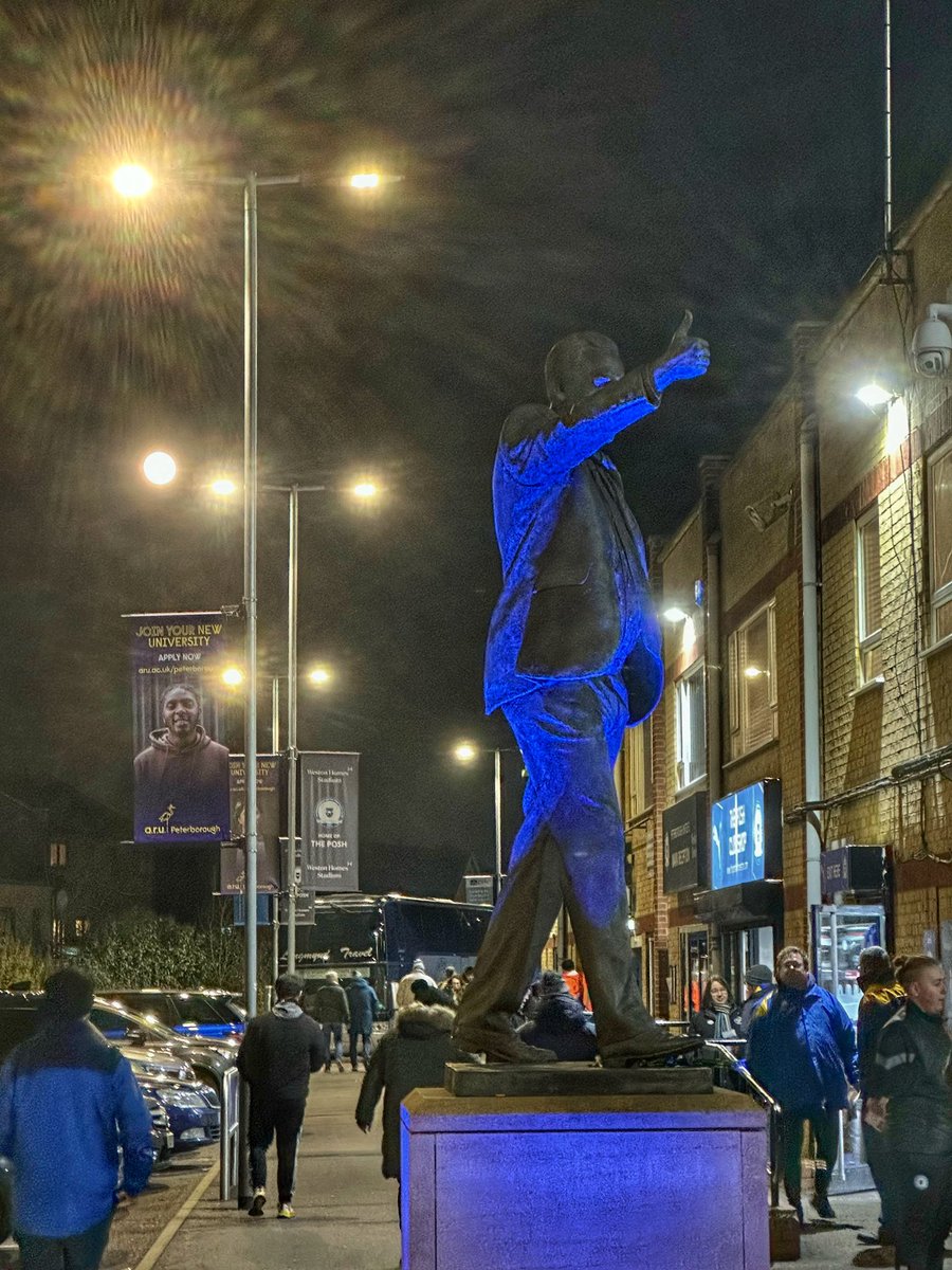 TobyWoody's tweet photo. Chris Turner statue with a full moon behind tonight #pufc https://t.co/ypbGVqYajm