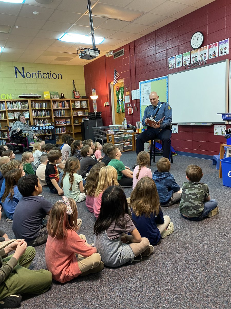 northiesread's tweet image. Our next guest reader reading to my kinders! Thank you Lt. Ballard @MSHPTrooperGHQ #Proud2BNorthies #JCChampions #WeAreElementary @North_Tweets @JCSchools_Lib