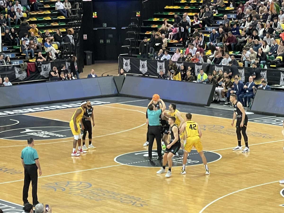 Txemil's tweet photo. Espacio patrocinado por: @HinchaBilbaino. Mila mila esker! ❤️
Aupa #surne @bilbaobasket! https://t.co/WRU2W7NI5p