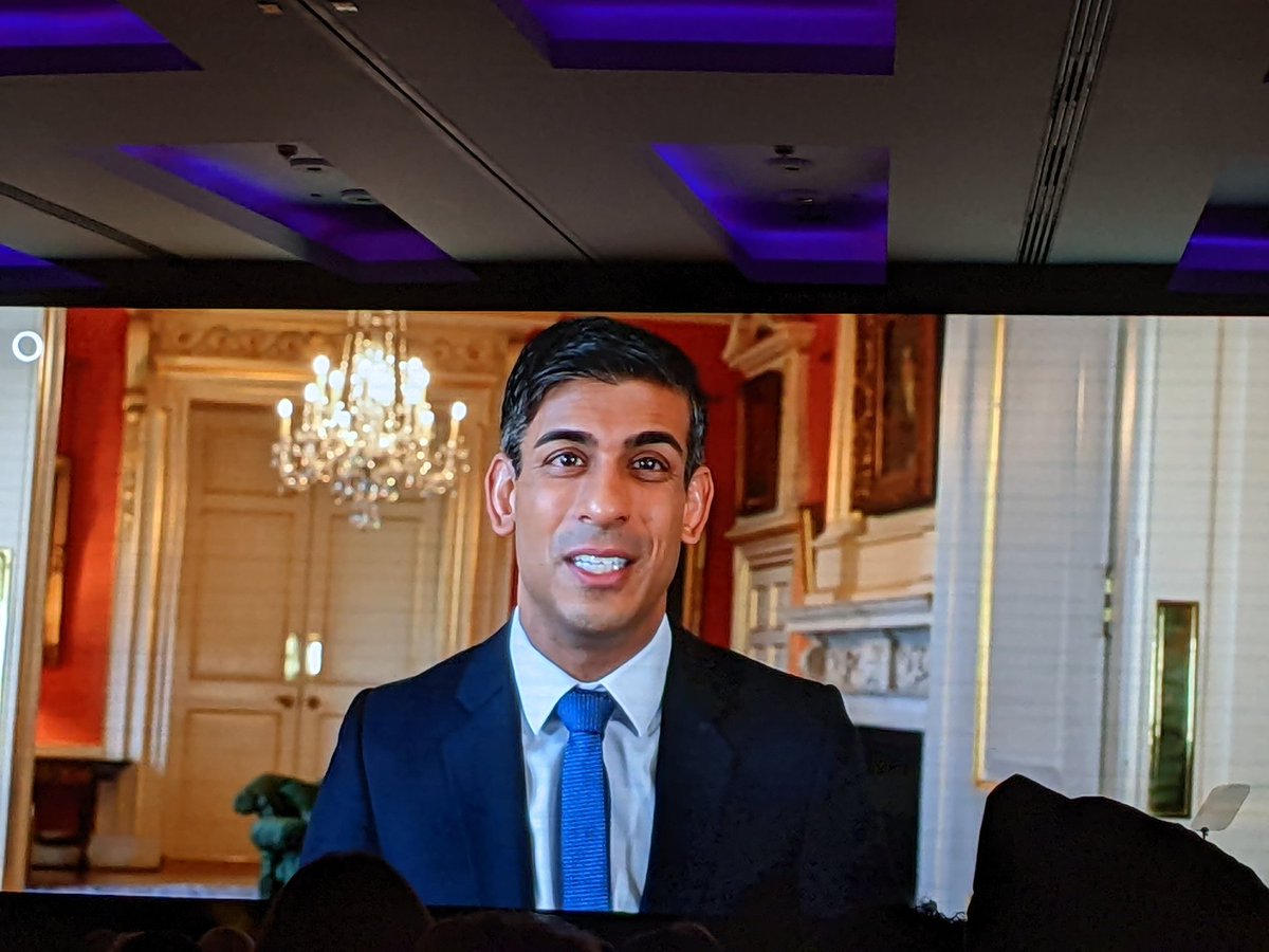 asianculturevul's tweet photo. The Rt Hon Prime Minister @RishiSunak sends a video message on being awarded the top award #GG2Hammer #GG2Awards #GG2Diversity @GG2Diversity @grantshapps receives & in speech now alludes to his own Jewish heritage and family who came here as #immigrants
#BritishAsiansuccess https://t.co/DaWbBZfiwW
