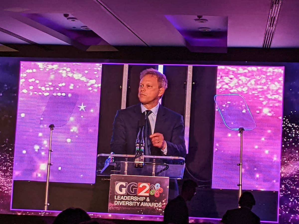 asianculturevul's tweet photo. The Rt Hon Prime Minister @RishiSunak sends a video message on being awarded the top award #GG2Hammer #GG2Awards #GG2Diversity @GG2Diversity @grantshapps receives & in speech now alludes to his own Jewish heritage and family who came here as #immigrants
#BritishAsiansuccess https://t.co/DaWbBZfiwW