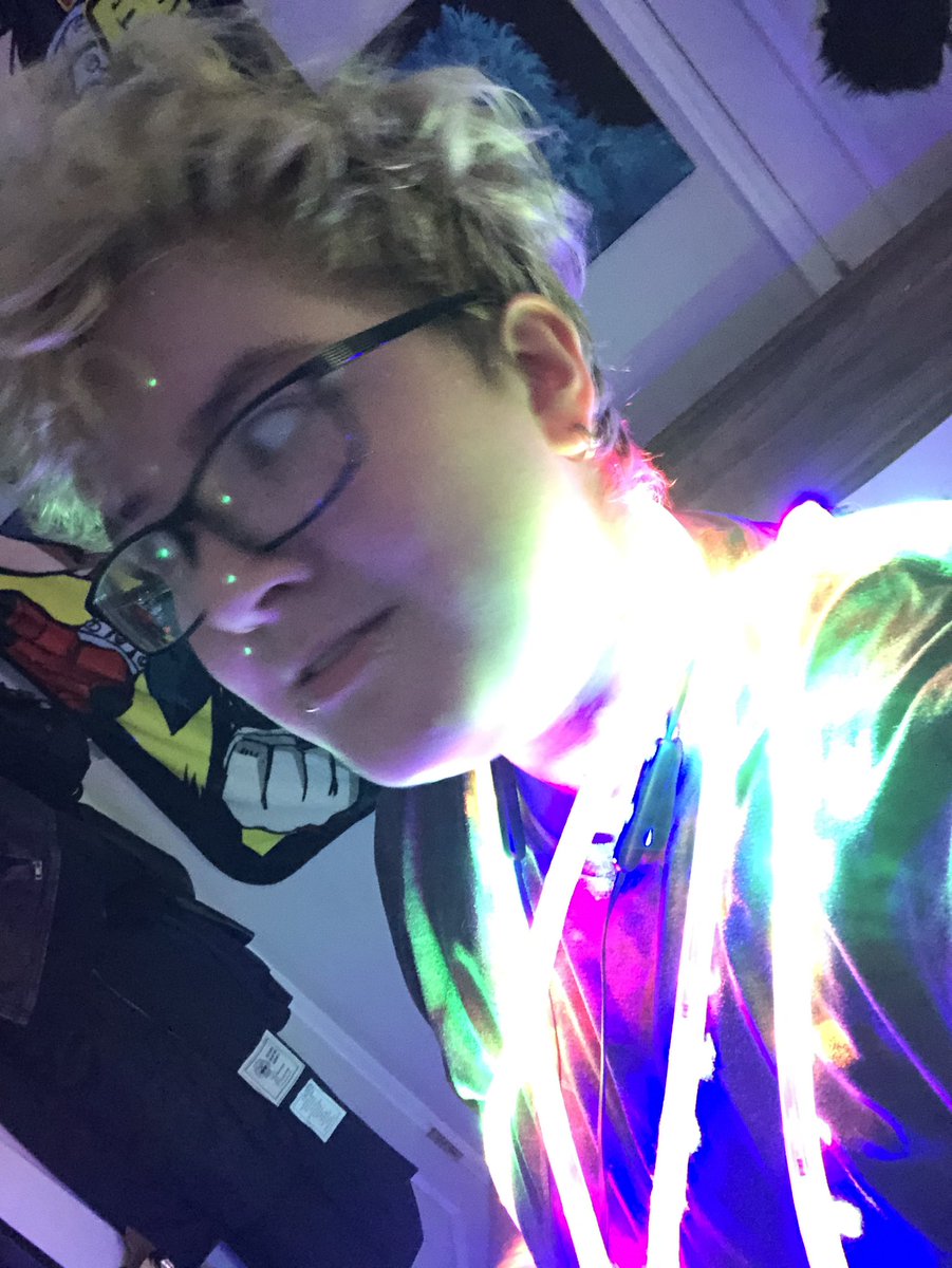 Kryptikarr's tweet photo. Without taking any new ones, post yourself as :

-a romancable npc
-a quest giver npc (Its gonna be something stupid trust me)
-the final boss of the game (there’s only chaos in those eyes) https://t.co/BInNAJ3SCk
