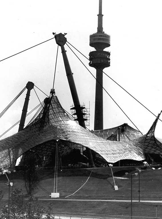 javierubioo's tweet photo. ¿Imaginan un estadio diseñado con POMPAS DE JABÓN?

Construido sobre los restos de edificios DESTRUIDOS por la II Guerra Mundial,

y con una cubierta que lo unía con todas las infraestructuras que conformaban el parque OLÍMPICO.🥇

Hoy, El Olympiastadium de Munich.🏟️

Hilo👇 https://t.co/OBeDXL7mFg