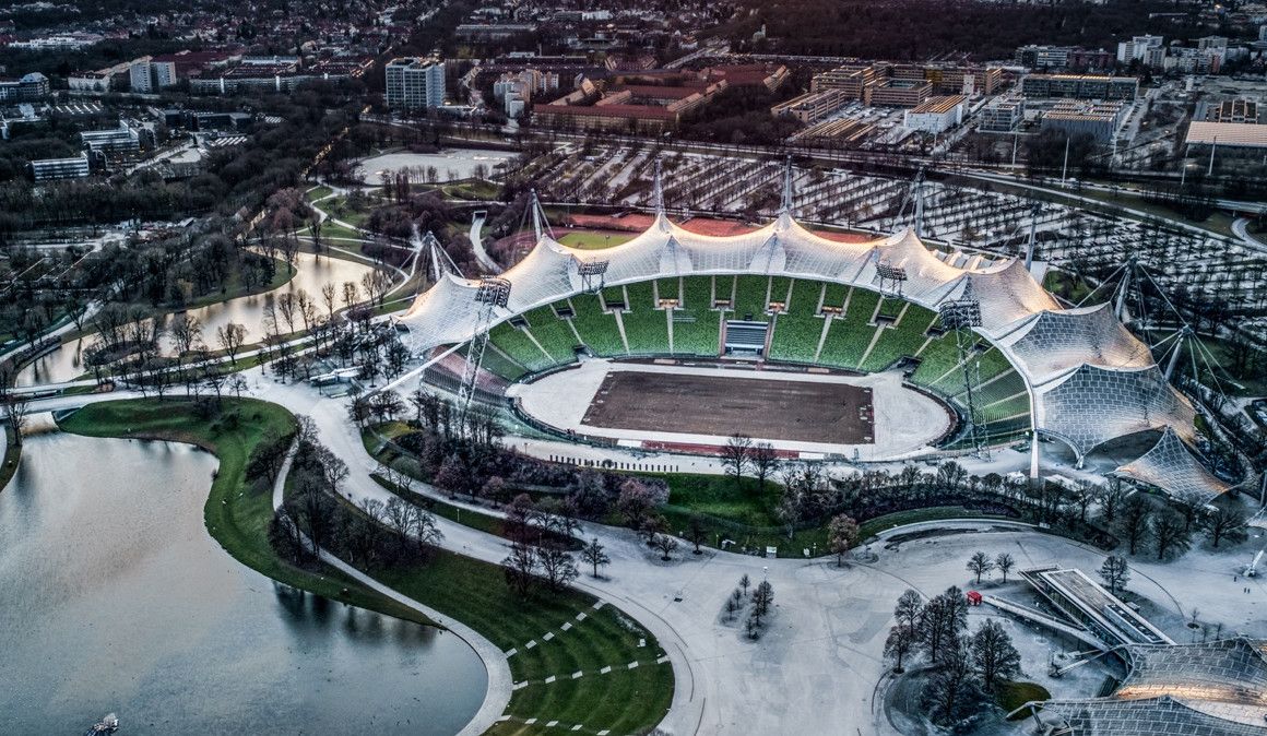 javierubioo's tweet photo. ¿Imaginan un estadio diseñado con POMPAS DE JABÓN?

Construido sobre los restos de edificios DESTRUIDOS por la II Guerra Mundial,

y con una cubierta que lo unía con todas las infraestructuras que conformaban el parque OLÍMPICO.🥇

Hoy, El Olympiastadium de Munich.🏟️

Hilo👇 https://t.co/OBeDXL7mFg