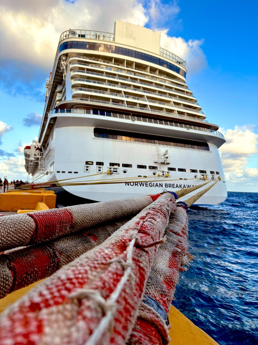 alwaysbebooked's tweet photo. NCL Breakaway docked in Costa Maya https://t.co/wJMyBrgjB9
