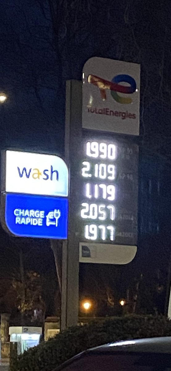 SdG4978's tweet photo. @TotalEnergies vous n’avez pas honte de vider nos poches en remplissant les votres, tout en faisant des campagnes de publicité mensongère en vous vantant de ne pas facturer plus de €2 le litre ? @EmmanuelMacron vous en dites quoi ? https://t.co/lkIKfSGJaI