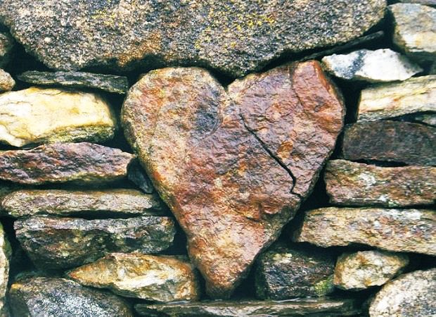 ♡♩

ماطاح من قدرك ولا قدري
حتى لو ازعل منك واسبك

تقول لي قلبك حجر ؟ ادري
قلبي حجر لكنه ((يحبك))

ِ