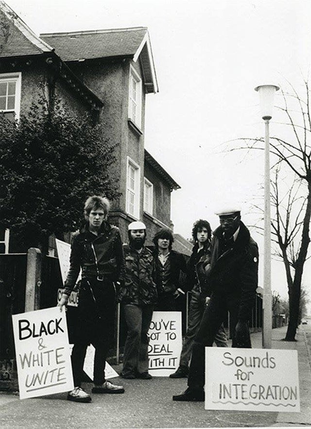 Members of #SteelPulse, #TheClash, and #SexPistols demonstrating outside National Front Leader Martin Webster’s house in 1977 #PunksAgainstRacism #BlackAndWhiteUnite

Photo (c) Caroline Coon
