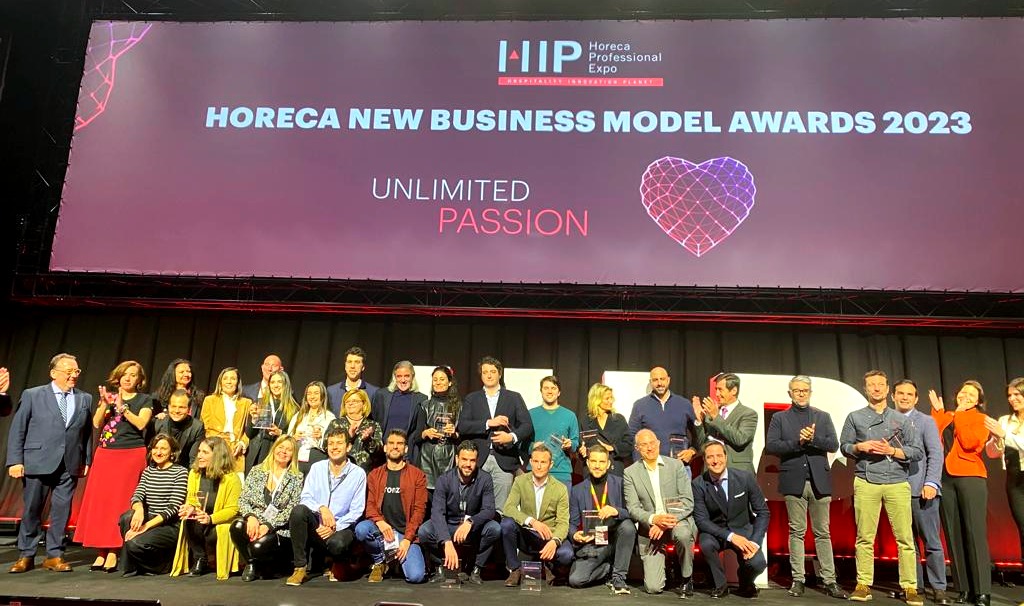 CEHEhosteleria's tweet photo. 🎖️ Esta tarde en #HIP2023 @jlyzuel entregó el premio @MahouSanMiguel y @CEHEhosteleria a la innovación de producto a #SANMY https://t.co/yWeBFRuKvv