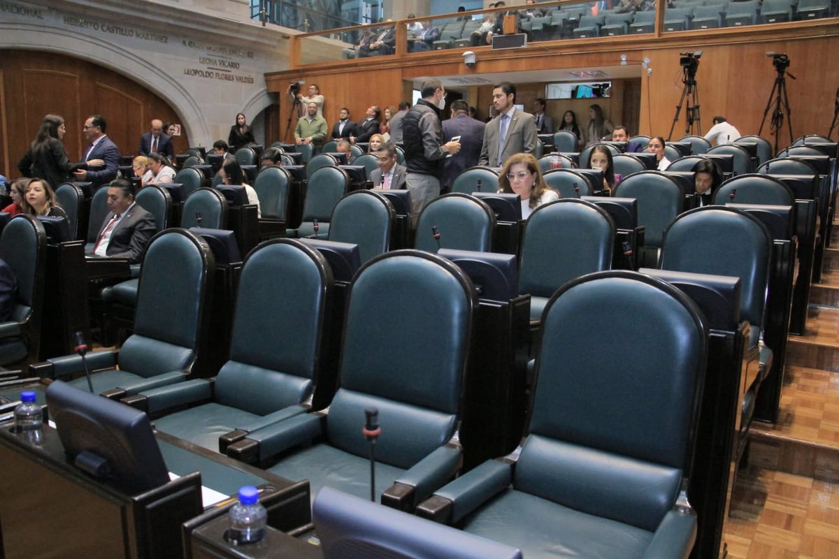 🚨 #ÚltimaHora | Vacía, así lucen las curules de la bancada del #PAN. Sus diputados NO asistieron al Congreso, ellos hoy evaden su responsabilidad como legisladores, todo por un berrinche, todo por querer negociar la política mexiquense en lo oscurito. #QuéOso #AsíNo